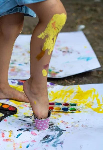 Crianças Pintadas Dedos Pés Paleta Arte Com Escovas Para Pintura — Fotografia de Stock