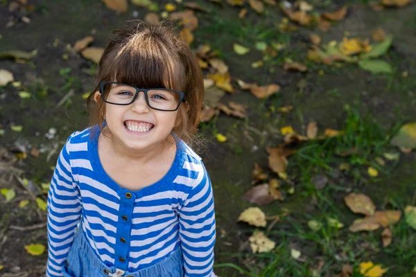 Criança Inteligente Com Óculos Sorrindo Olhando Para Câmera Aluno Jovem — Fotografia de Stock