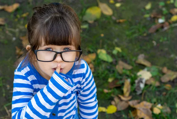 Charismatický Dítě Ukazuje Ticho Gesto Skrývá Tajemství Připravuje Překvapení Stojící — Stock fotografie