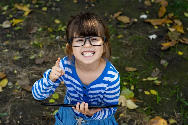 Chica Niño Feliz Mirando Cámara Con Expresión Feliz Pacífica Gafas — Foto de Stock