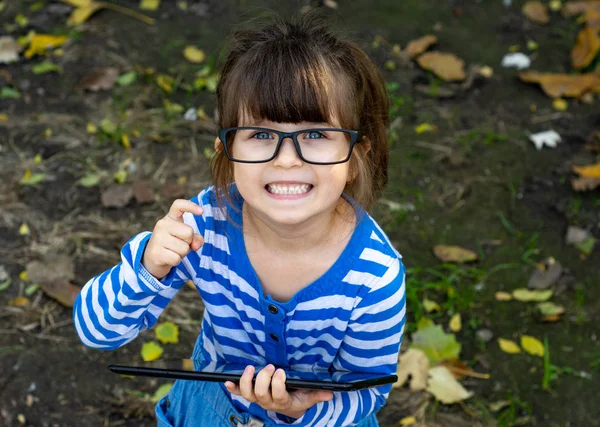 Portret Copil Fericit Care Deține Tabletă Ambele Mâini Arătându Cameră — Fotografie, imagine de stoc