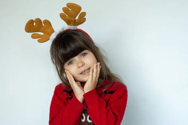 배경에 머리에 루돌프 스웨터에 아이의 초상화 즐거운 성탄절 큰사슴 경적입니다 — 스톡 사진