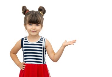 Reklam için boş alanı gösteren poz ve komik saç kesimi ile gülümseyen neşeli çocuk portresi. İzole kopya alanı