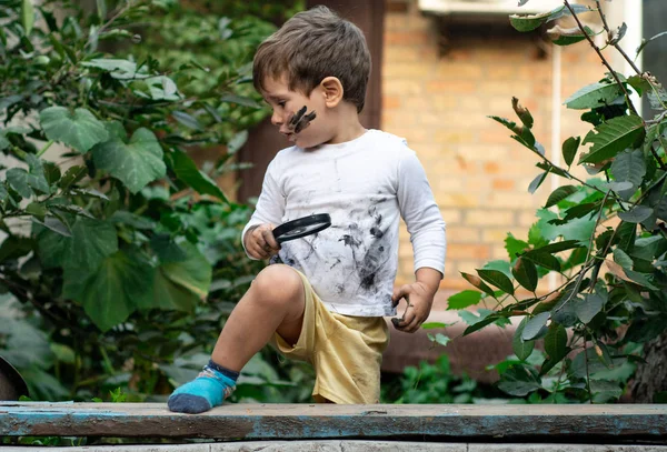 Piccolo Bambino Con Viso Sporco Vestiti Sporchi Guardando Attraverso Una — Foto Stock