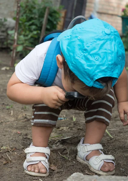 Kind Mit Lupe Lernumgebung Für Kleine Jungen Auf Dem Bauernhof — Stockfoto