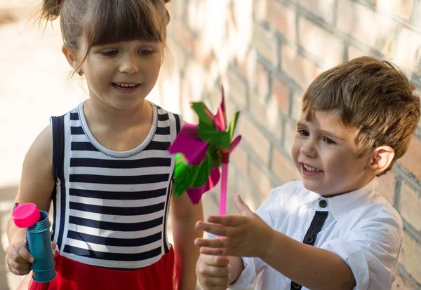 Gruppe Fröhlicher Kinder Die Freien Spielen Kinder Haben Spaß Sommerpark — Stockfoto