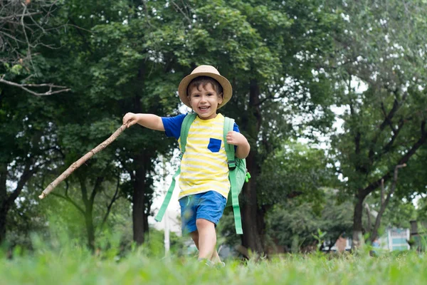 Happy Child Backpack Kid Having Fun Summer Vacation Travel Adventure — Stock Photo, Image