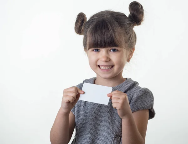 Gelukkig Lachend Kind Witte Kortingskaart Bedrijf Haar Handen Kid Met — Stockfoto