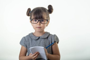 Kalem kullanarak, ağız açık tutulması not defterinde yazılı sürpriz tatlı çocuk gözlük. Dört yaşında evlat, metin reklam için beyaz, alanı izole