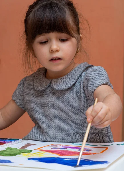 Uma Rapariga Europeia Pintar Mesa Dentro Casa Criança Desenhando Seu — Fotografia de Stock