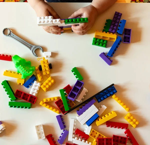 Zár Megjelöl Ból Színes Műanyag Téglák Asztalnál Játszó Gyermekek Kezébe — Stock Fotó