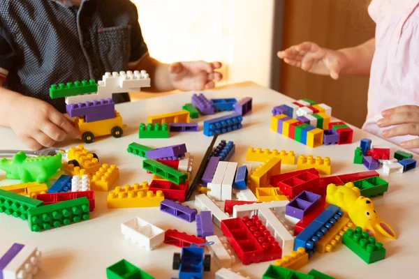 Nahaufnahme Von Kindern Die Mit Farbigen Plastiksteinen Tisch Spielen Kleinkinder — Stockfoto