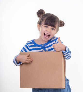 Yakışıklı genç kız adında paket beyaz arka plan üzerinde. Internet alışveriş ve e-ticaret kavramı. 
