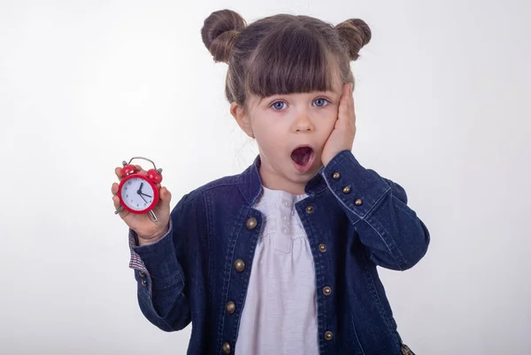 Omg Acorda Menina Surpresa Vestido Com Relógio Vermelho Fundo Branco — Fotografia de Stock