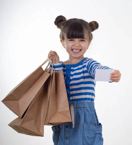 Söt Glad Barn Håller Vit Rabattkort Och Shoppingkassar Händerna Snålt — Stockfoto