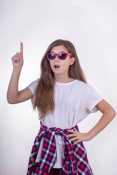 Retrato Jovem Alegre Com Óculos Sol Posando Apontando Dedo Para — Fotografia de Stock