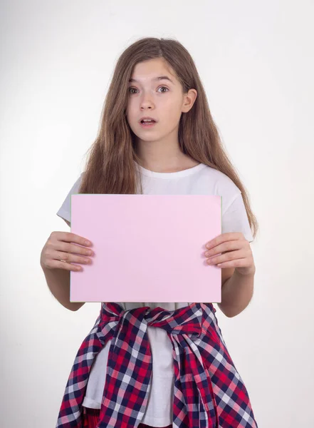 Молодий Студент Тримає Білу Дошку Порожнім Простором Рекламує Щось — стокове фото