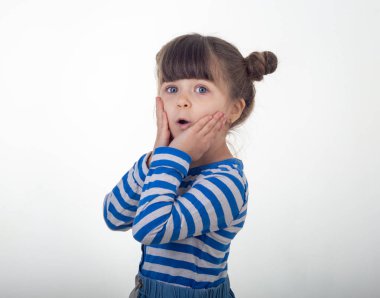 Oh yok! Dinleme cihazı gözlü dehşete şok çocuğun ağzını elleriyle kapsar. Kopya alanı.