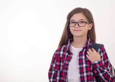 Sırt çantası ile mutlu öğrenci Beyaz arka plan üzerinde kalıyor. Üniversite için hazır. Üniversiteye geri.