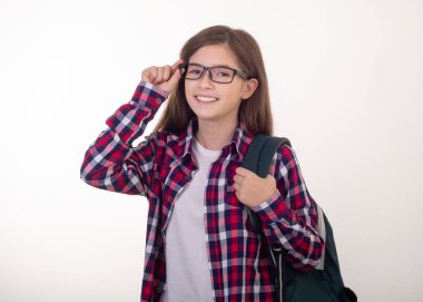 Sırt çantası ile mutlu öğrenci Beyaz arka plan üzerinde kalıyor. Üniversite için hazır. Üniversiteye geri.