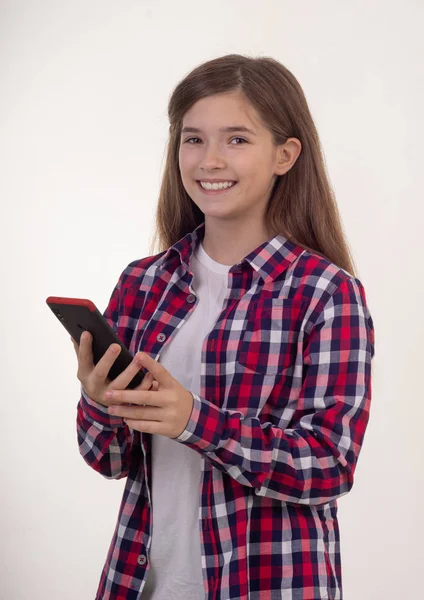 Menina Feliz Segurando Telefone Sorrindo — Fotografia de Stock