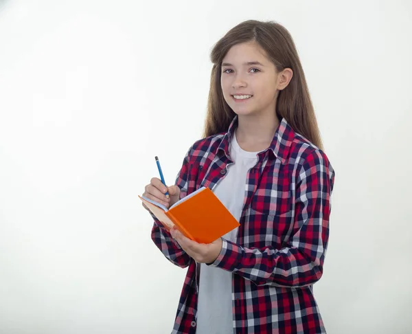 Pisanie Notebooka Pomocą Ołówka Uśmiechając Się Młoda Dziewczyna Student Białym — Zdjęcie stockowe
