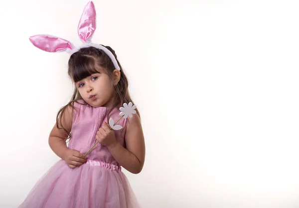 Menina Vestida Como Coelho Páscoa Sobre Fundo Branco Segurando Flor — Fotografia de Stock