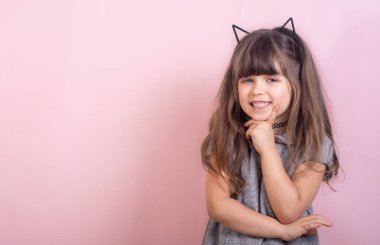 Yaratıcı güzel kadın çocuğun pembe bir arka plan karşı sahte. Yaratıcı reklam kavramları. Kopya alanı