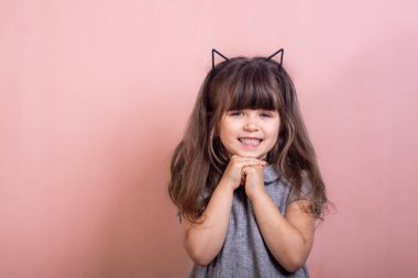 Saç çember Kedi kulakları ve moda giyim renk arka plan ile güzel kadın çocuk. Kawaii, anime ve yaratıcı reklam kavramları. Kopya alanı