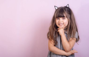 Saç çember Kedi kulakları ve moda giyim renk arka plan ile güzel kadın çocuk. Kawaii, anime ve yaratıcı reklam kavramları.