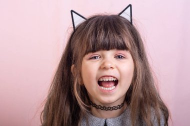 Saç çember Kedi kulakları ve moda giyim renk arka plan ile güzel kadın çocuk. Kawaii, anime ve yaratıcı reklam kavramları.