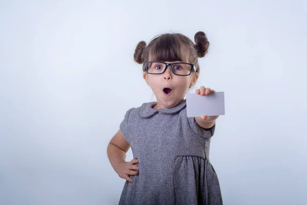 Nettes Lächelndes Kind Mit Brille Die Ihre Bankkarte Den Händen — Stockfoto