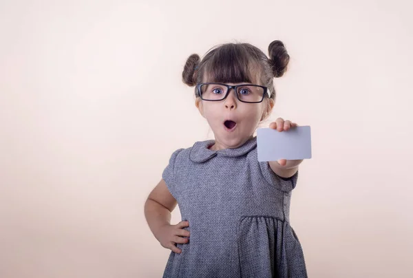 Vaya Feliz Niño Sorprendido Sosteniendo Descuento Tarjeta Blanca Sus Manos — Foto de Stock