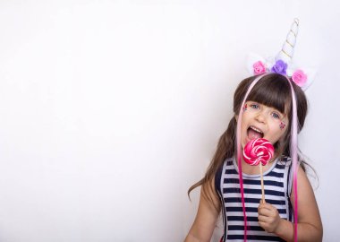 Beyaz arka plan üzerinde şirin şık kız.