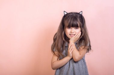 Arka plan ile şirin çocuk. Küçük kız boş renkli afiş. 