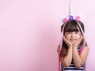 Modern arka plan ile yaratıcı küçük kız. Parti, olaylar ve Doğum çocuk kavramı için. 