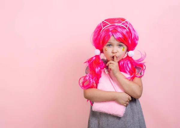 Κρατήστε Σιωπή Χειρονομία Παιδιά Αστεία Κούρεμα Ροζ Τοποθετήστε Δείκτη Στα — Φωτογραφία Αρχείου
