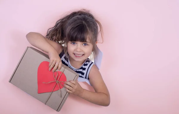 Lilla Leende Flicka Håller Nuvarande Box Glada Barn Ger Gåva — Stockfoto