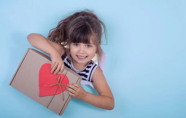 Lilla Leende Flicka Håller Nuvarande Box Glada Barn Med Gåva — Stockfoto