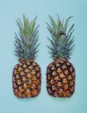 Ananas mavi pastel renk arka plan üzerinde.