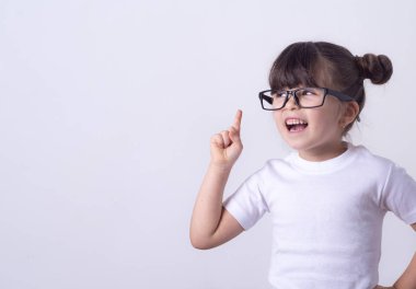 Heyecanlı ve yaratıcı çekici kızı yetiştirme işaret parmağı eureka öneri ekleyerek jest gözlük.