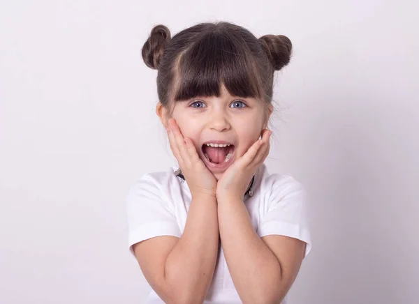 Cabeza Niña Atractiva Impresionada Abriendo Boca Del Asombro Shock Sosteniendo — Foto de Stock