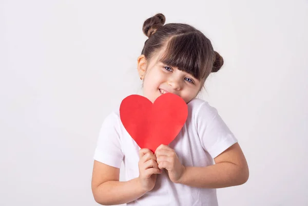 Mutlu anneler günü, anne! Küçük çocuk gülümseyen tebrik Anne ve veren kağıt kalp. İzole, boş alan reklam için