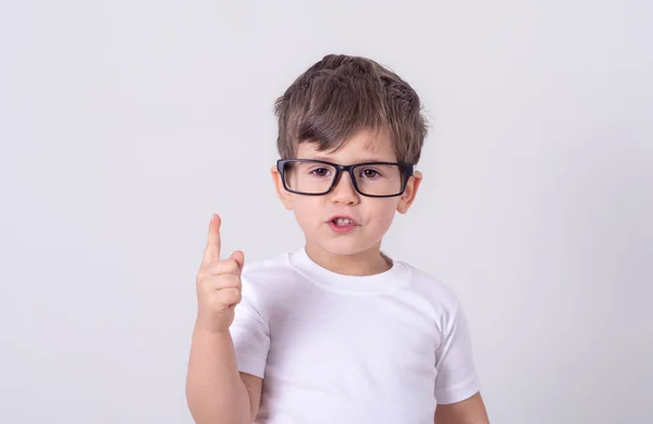 Foto Interior Amigable Joven Niño Riendo Sonriendo Alegremente Levantando Las — Foto de Stock