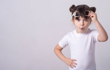 Güneş gözlüğü, neşeli küçük kız hızlı sürpriz yüz, beyaz arka plan üzerinde izole 