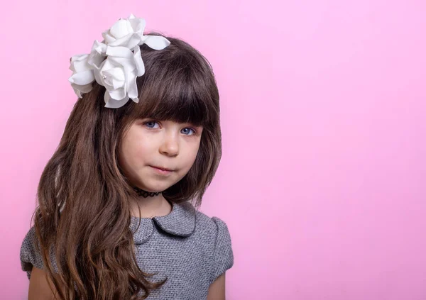 Sorrindo Anos Bonito Menina Fundo Branco Cabelos Cacheados Com Flor — Fotografia de Stock