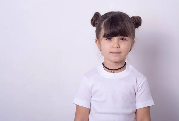 Menina Bonito Anos Idade Vestindo Shirt Branca Olhando Para Câmera — Fotografia de Stock