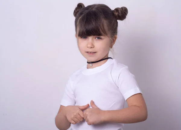 Lindo Niño Años Edad Con Camiseta Blanca Mirando Cámara Aislado —  Fotos de Stock