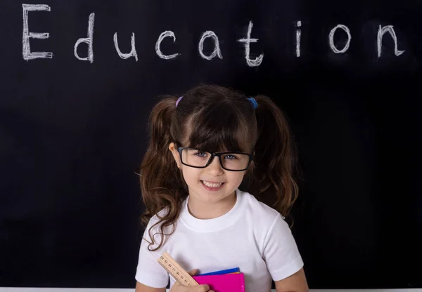 Fetiţă de şcoală în clasă. Educaţie şi dezvoltare. Copil inteligent — Fotografie, imagine de stoc