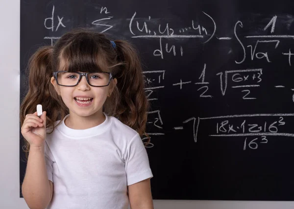 Kleines Schulmädchen im Klassenzimmer. Geniestreich — Stockfoto